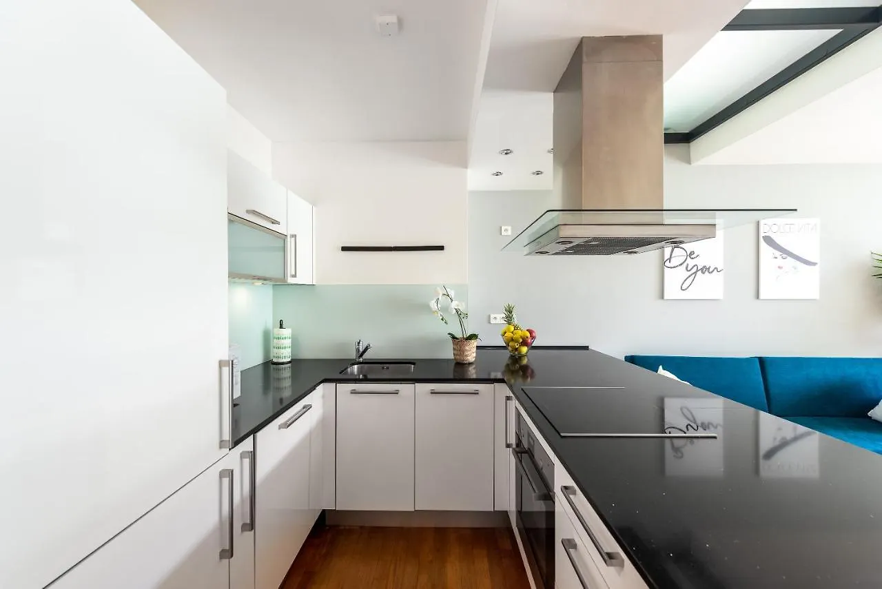 Apartment With Balcony And Parking Near The Prague Museum