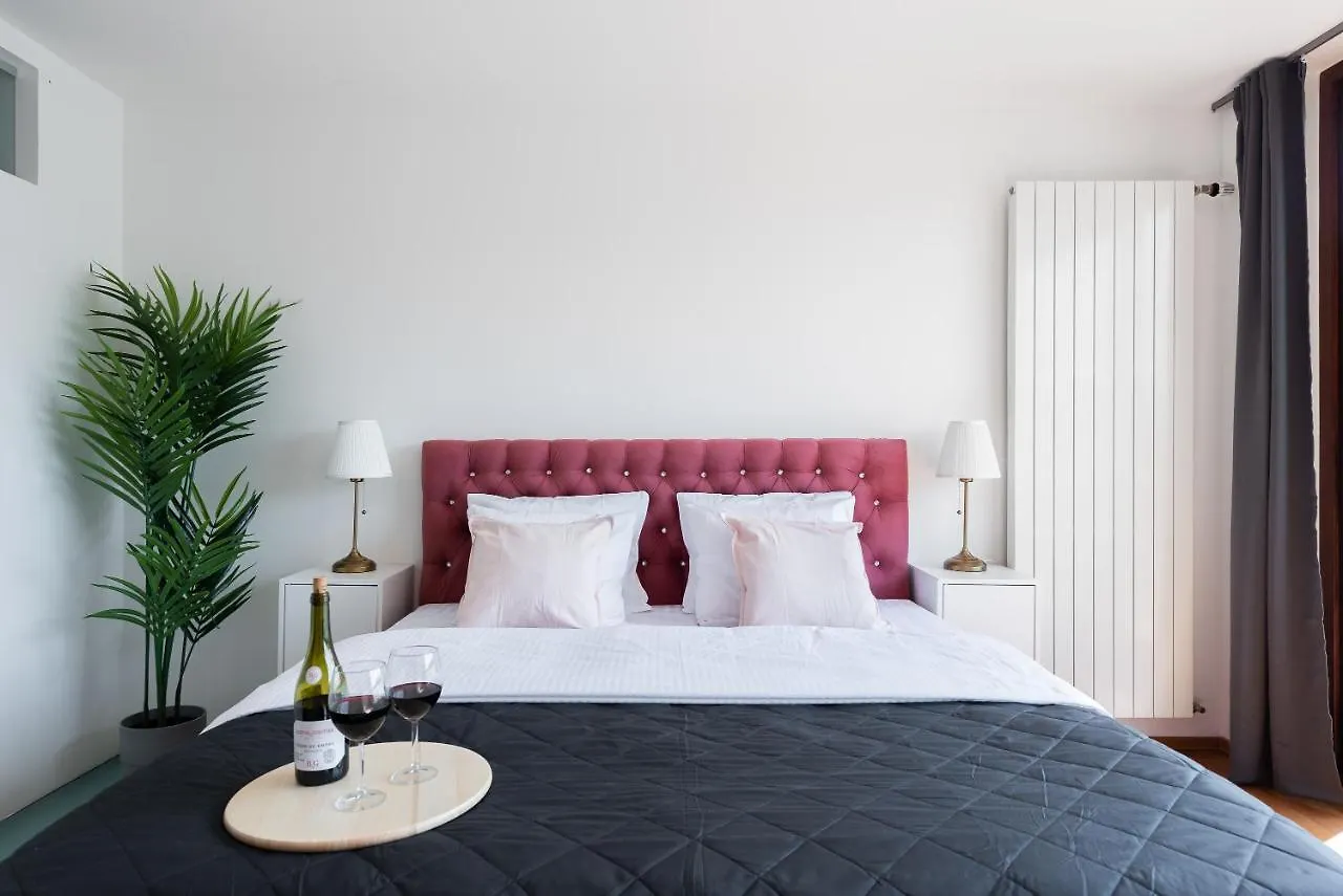 Apartment With Balcony And Parking Near The Prague Museum