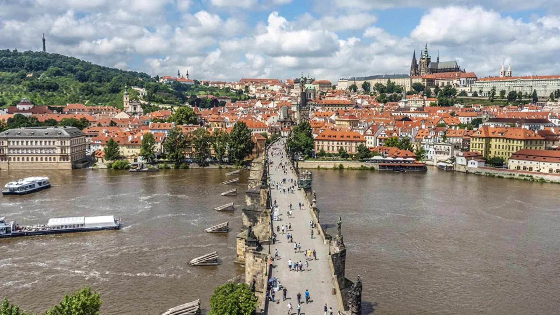 Apartment With Balcony And Parking Near The Prague Museum